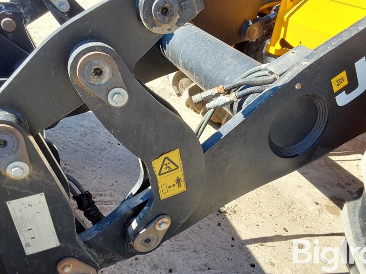 2017-jcb-427-image-11