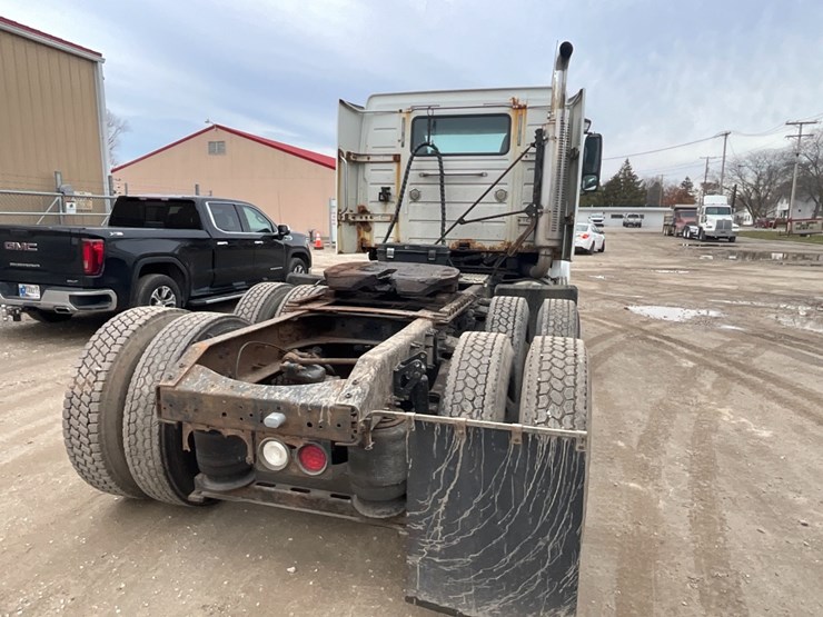 2002-volvo-vnl-day-cab-image-11