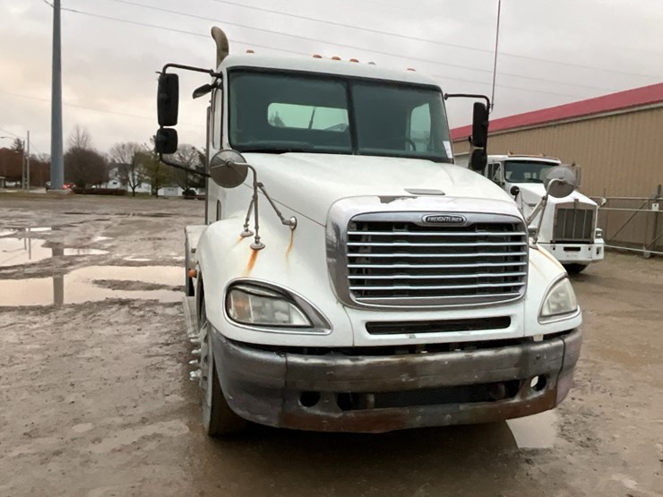 2006-freightliner-cl120-day-cab-image-5