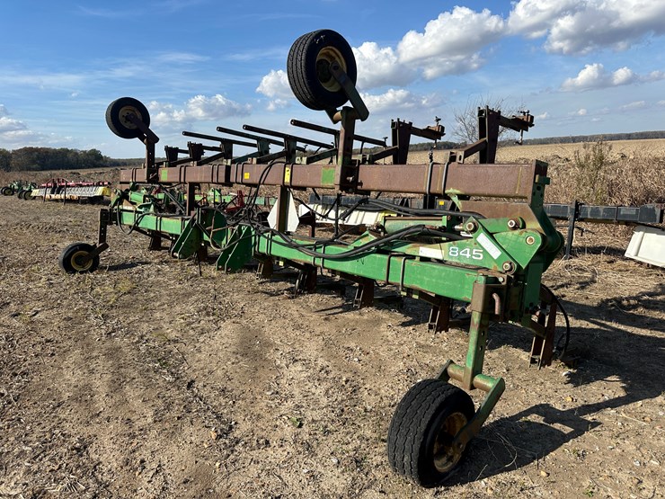 john-deere-845-image-1