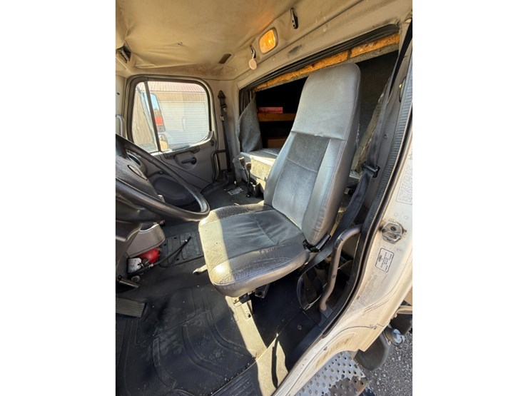 2013-freightliner-m2-box-truck-image-12