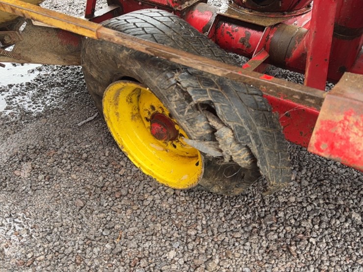 new-holland-352-image-3