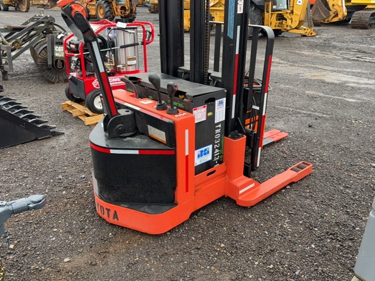 #2033-•-toyota-walk-behind-pallet-jack-image-4