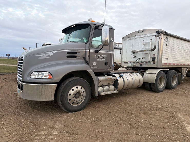 2014-mack-cxu613-semi-image-1