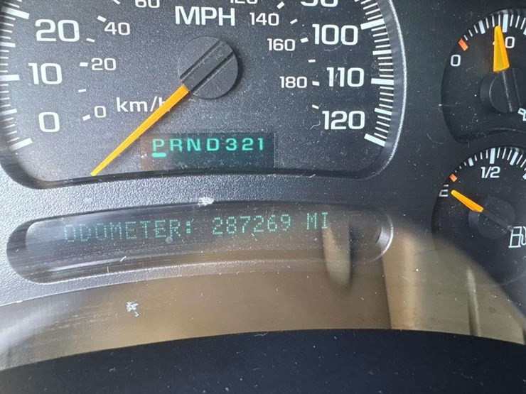 2005-chevrolet-suburban-image-24