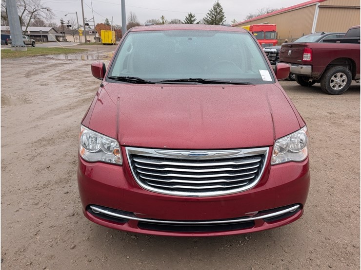 2016-chrysler-town-&-country-image-2