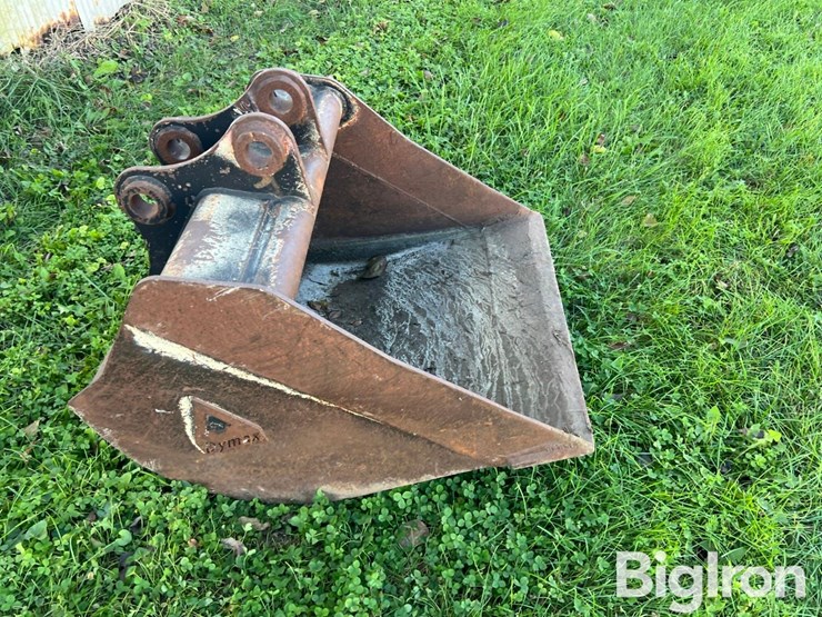 dymax-29"-smooth-edge-bucket-image-4