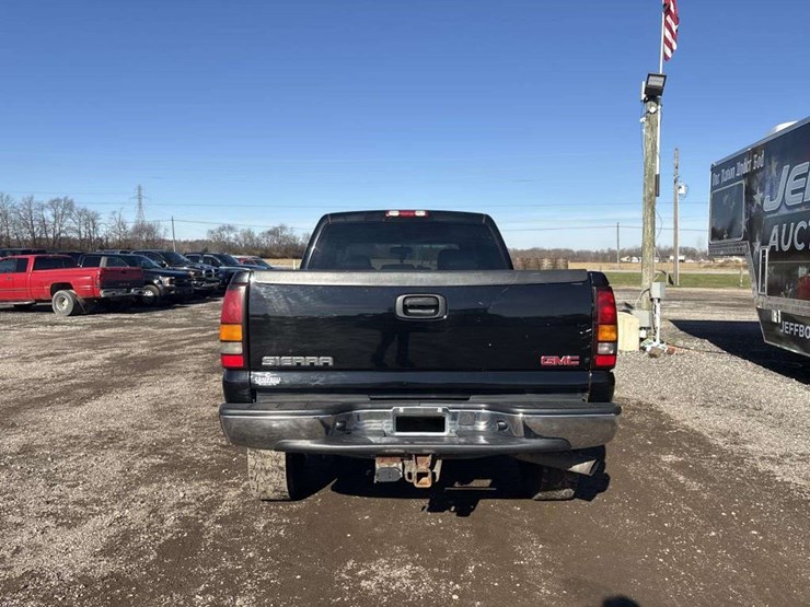 2005-gmc-sierra-2500-image-4