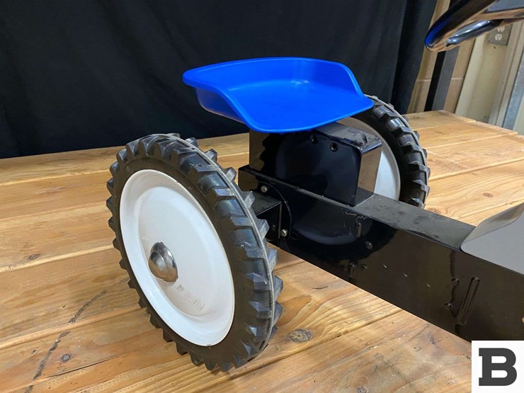 new-holland-t8.035-genesis-toy-pedal-tractor-image-8