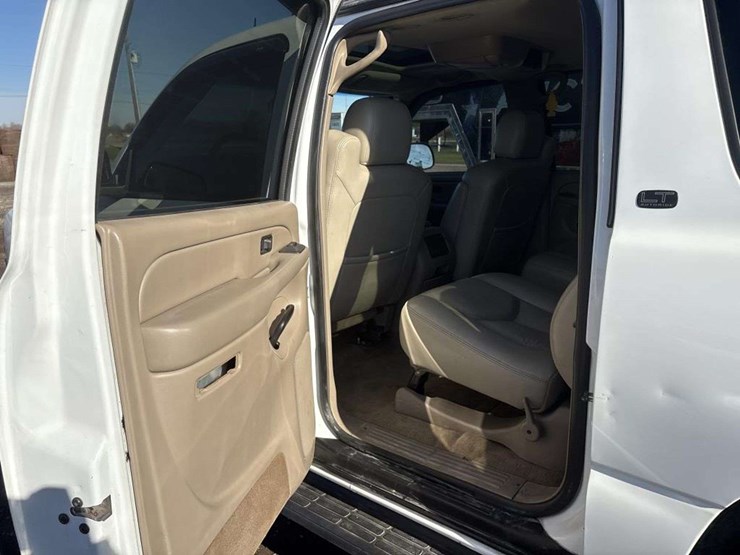 2005-chevrolet-suburban-image-14