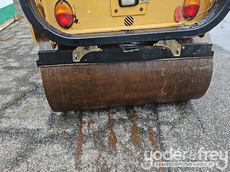 2015-caterpillar-cb24b-image-12