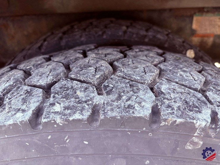 2009-freightliner-m2-106-image-15