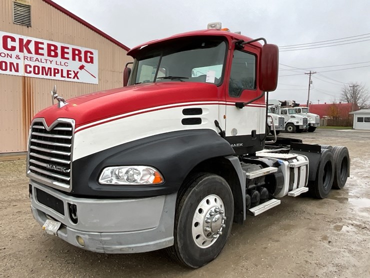 2013-mack-cxu613-day-cab-image-1