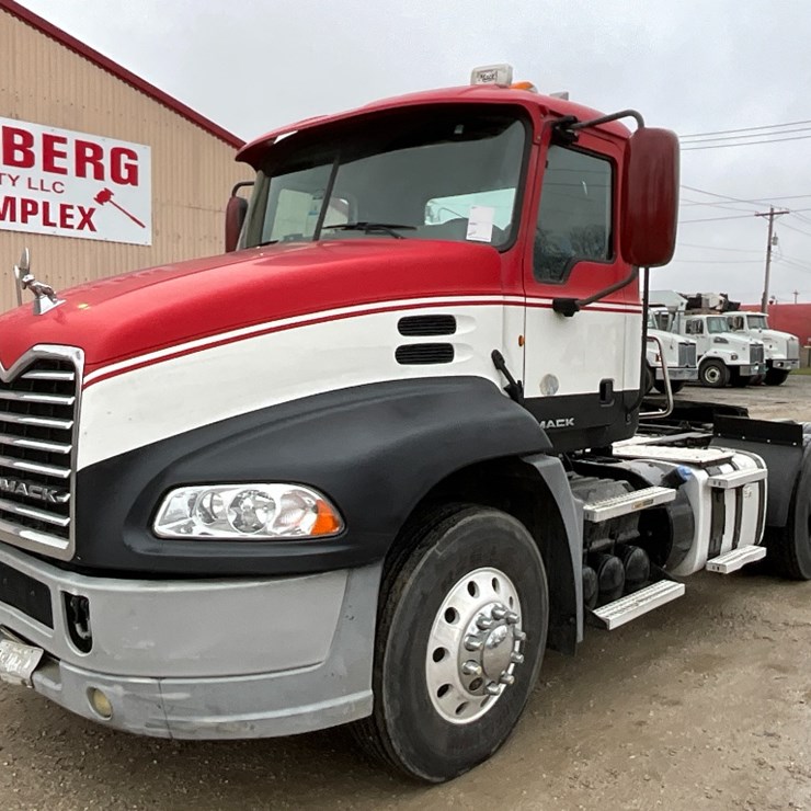 2013 Mack CXU613 Day Cab