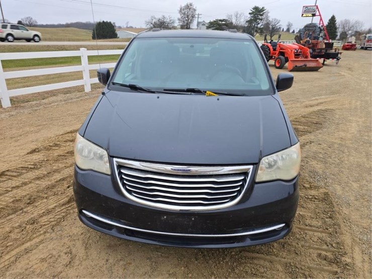 2013-chrysler-town-&-country-image-8