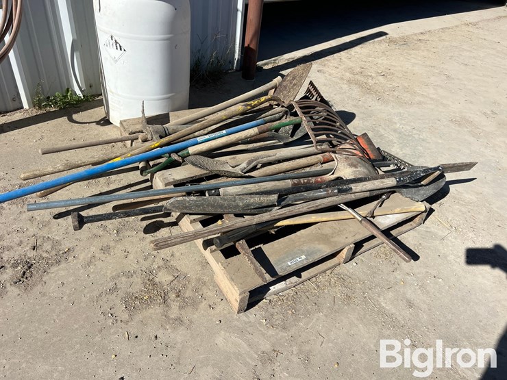 pallet-of-farm-&-garden-tools-image-1