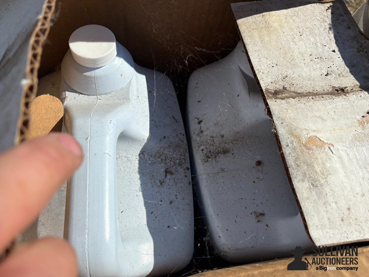 pallet-of-john-deere-hy-gard-hydraulic-oil-image-14