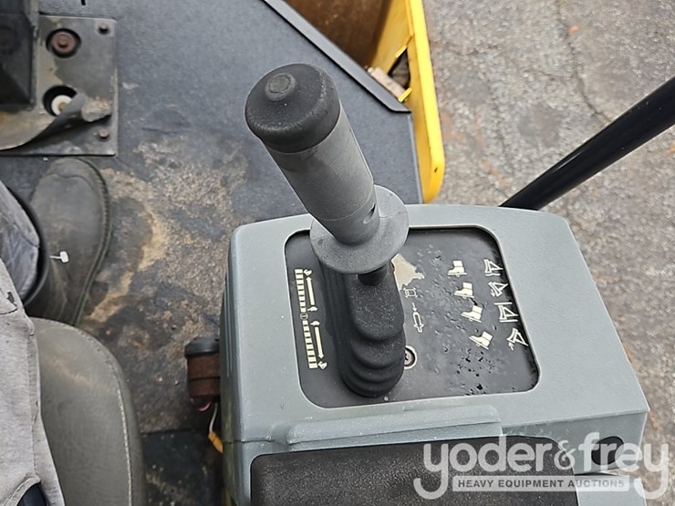 2013-caterpillar-cs44-image-30