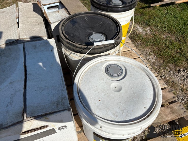 pallet-of-john-deere-hy-gard-hydraulic-oil-image-16