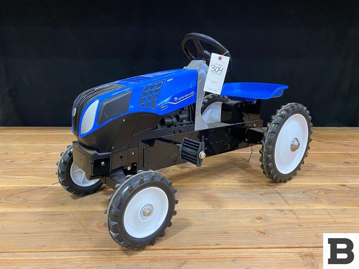 new-holland-t8.035-genesis-toy-pedal-tractor-image-1