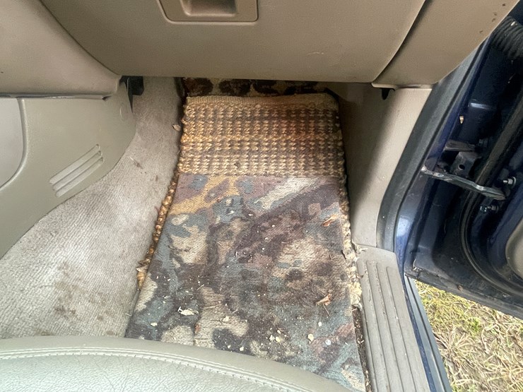 2004-ford-explorer-image-56