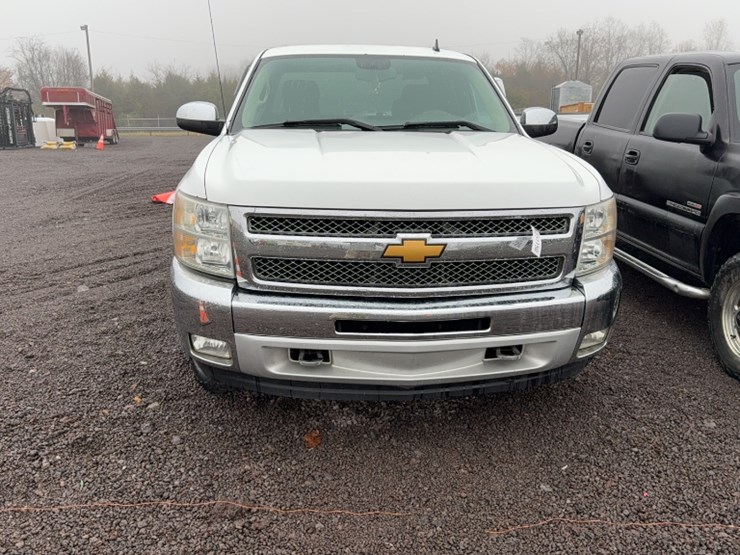 #3018-•-2013-chevy-silverado-pickup-truck-image-2