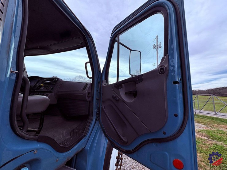 2009-freightliner-m2-106-image-68