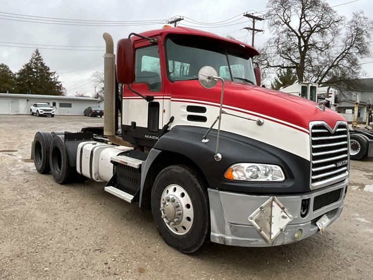 2013-mack-cxu613-day-cab-image-5
