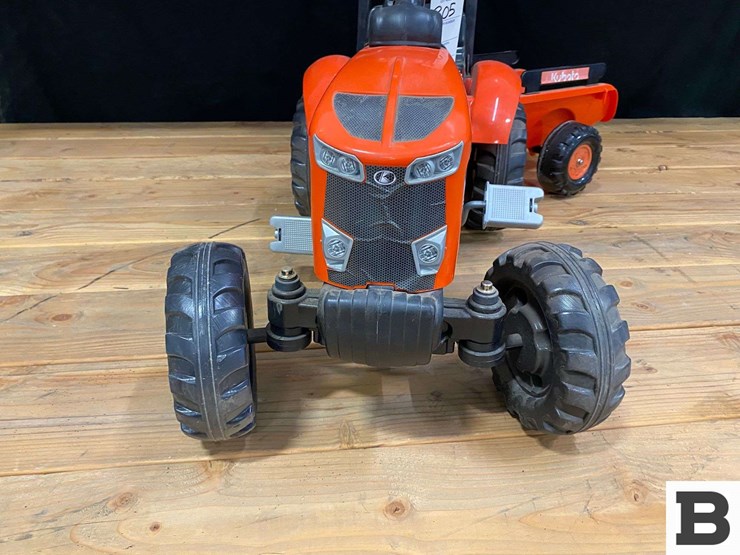 kubota-m7171-premium-kvt-toy-pedal-tractor-and-trailer-image-6