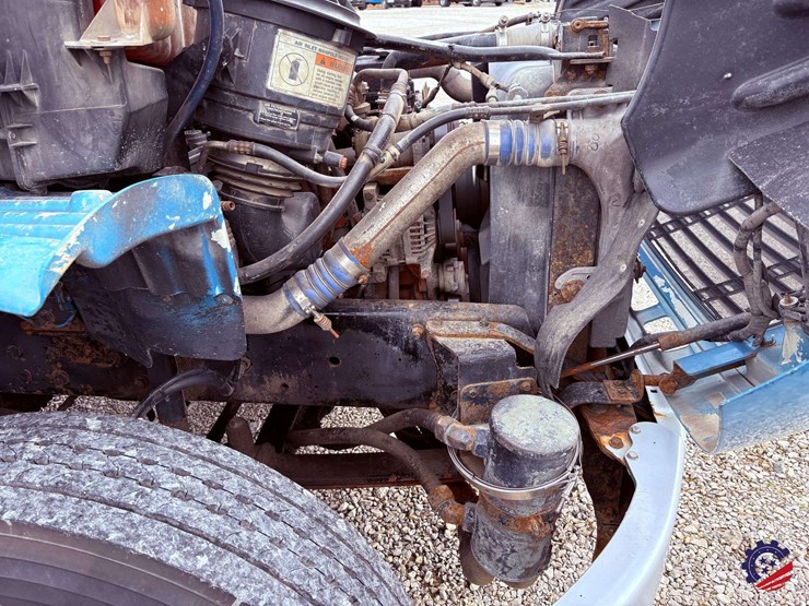 2009-freightliner-m2-106-image-33