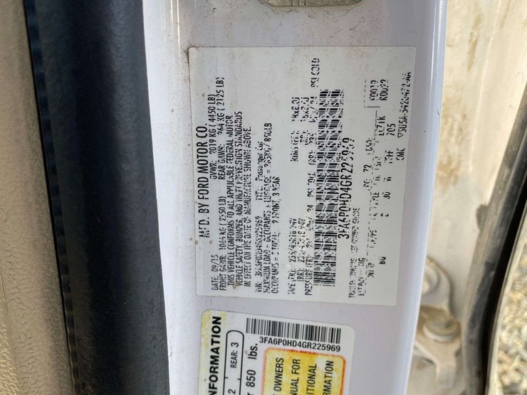 2016-ford-fusion-sedan-image-32