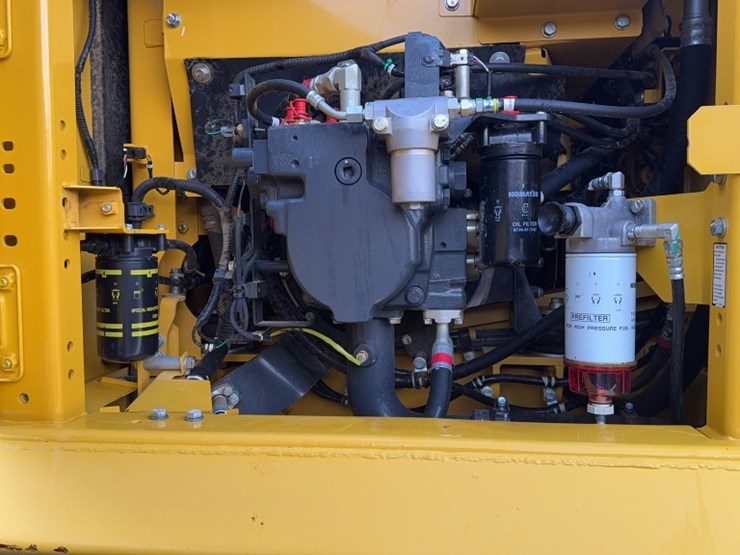 2023-komatsu-pc210-image-11