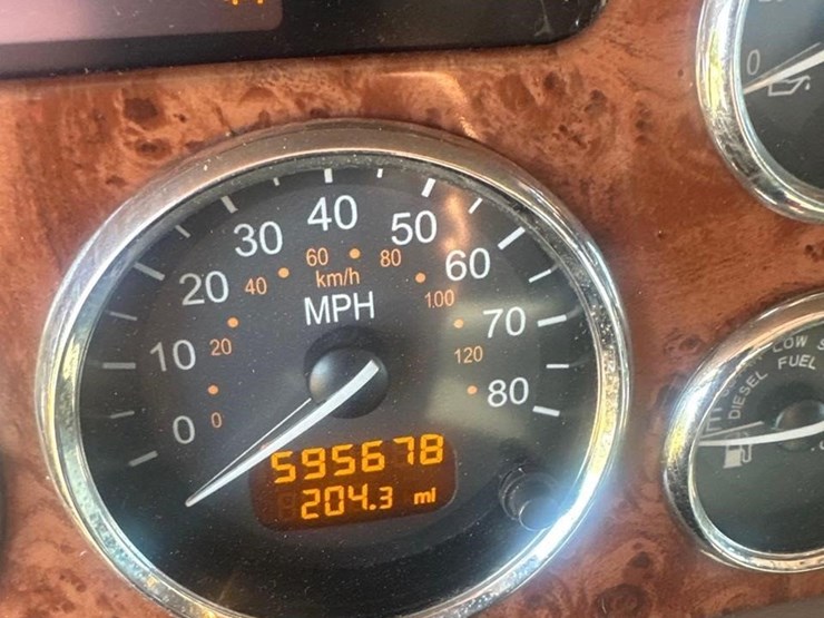 2010-peterbilt-387-image-17