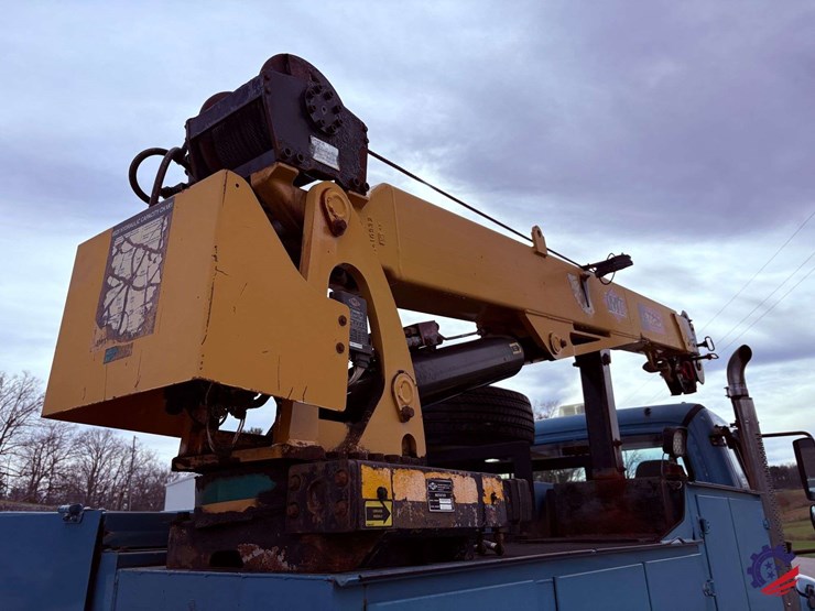 2009-freightliner-m2-106-image-51