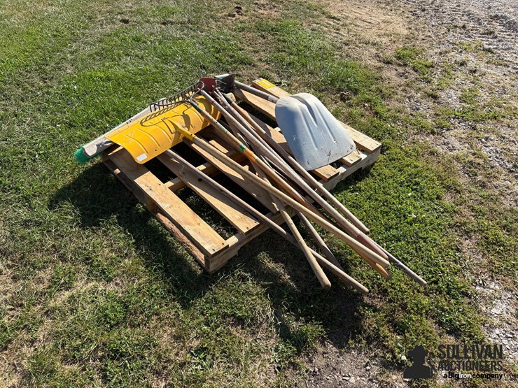 misc-pallet-of-yard-tools-image-3