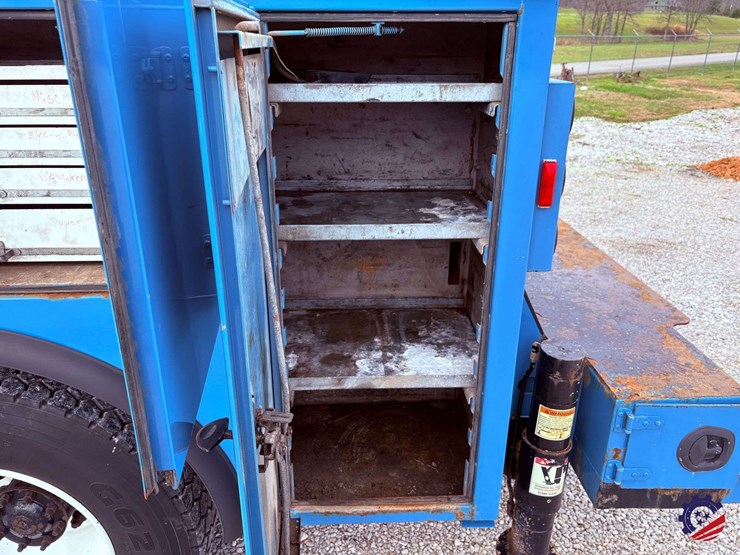 2009-freightliner-m2-106-image-38