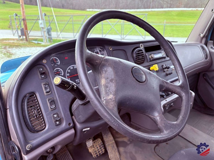 2009-freightliner-m2-106-image-85