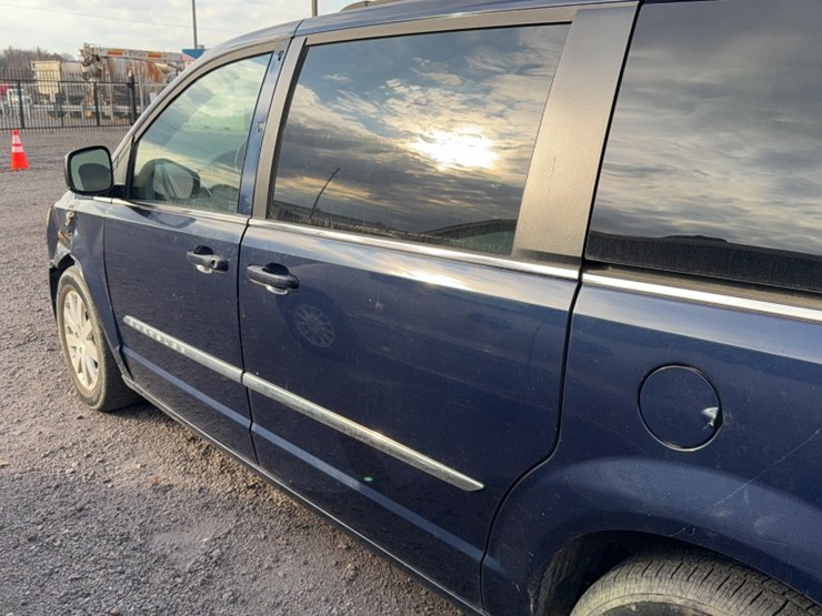 2014-chrysler-town-&-country-image-11