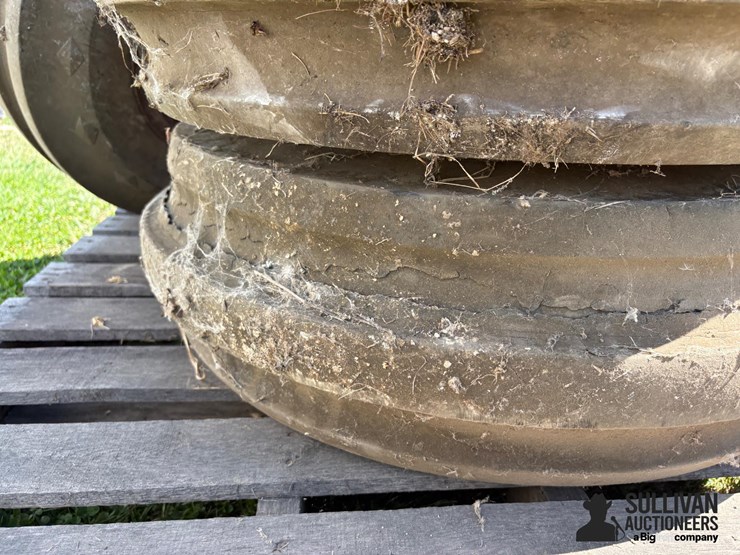 9.5l-15-tires-on-6x6-bolt-rims-image-10