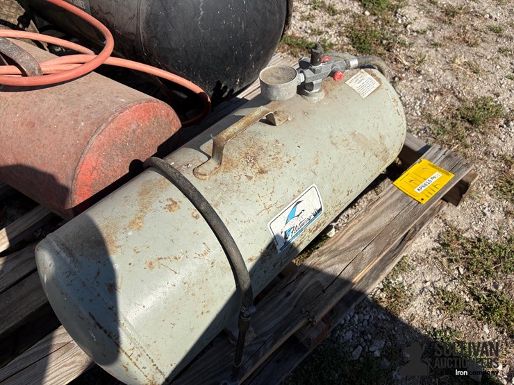 air-compressor-w/-air-tanks-image-9