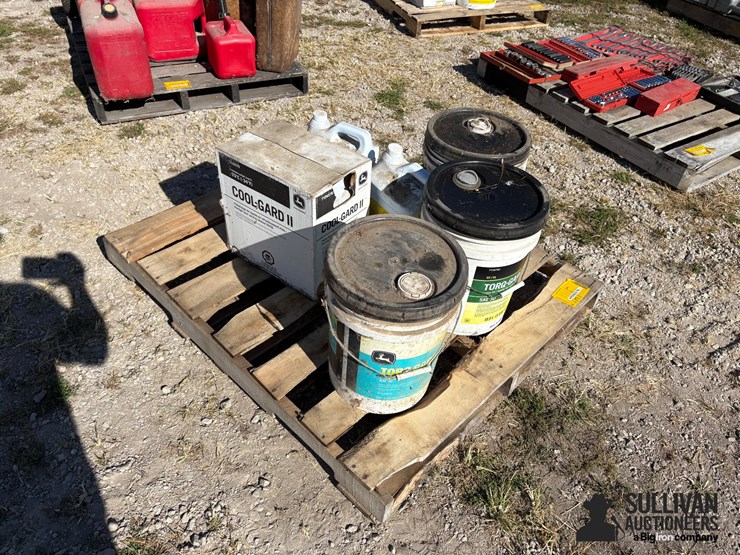 misc-pallet-of-john-deere-fluids-image-4