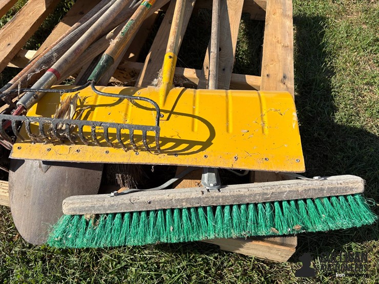 misc-pallet-of-yard-tools-image-8