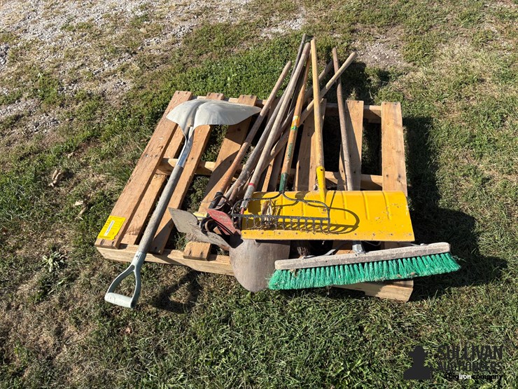 misc-pallet-of-yard-tools-image-6