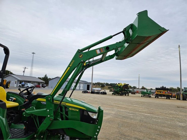 #3081-•-john-deere-4052-4x4-tractor/-400e-loader-image-13