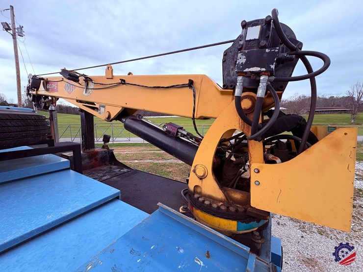 2009-freightliner-m2-106-image-57