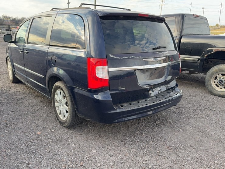 2014-chrysler-town-&-country-image-10