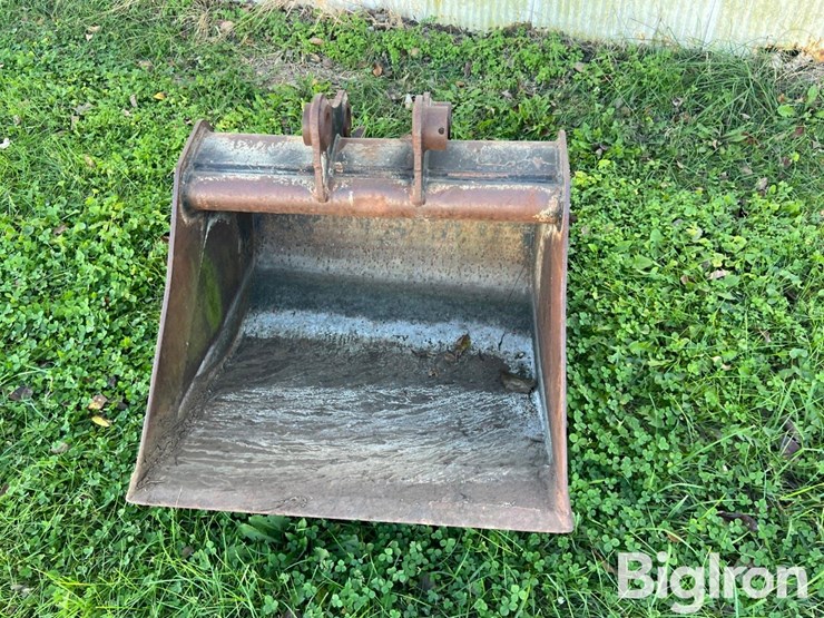 dymax-29"-smooth-edge-bucket-image-2