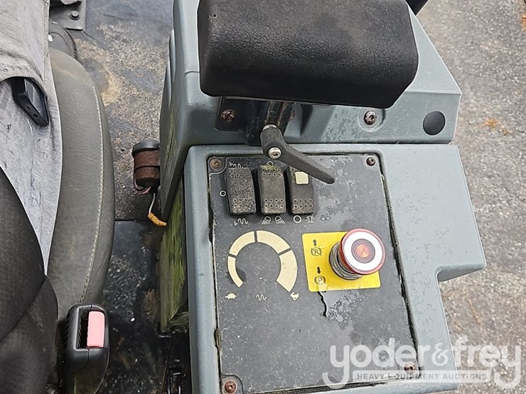 2013-caterpillar-cs44-image-31