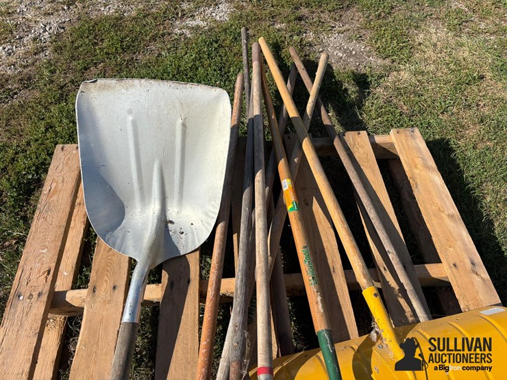 misc-pallet-of-yard-tools-image-12