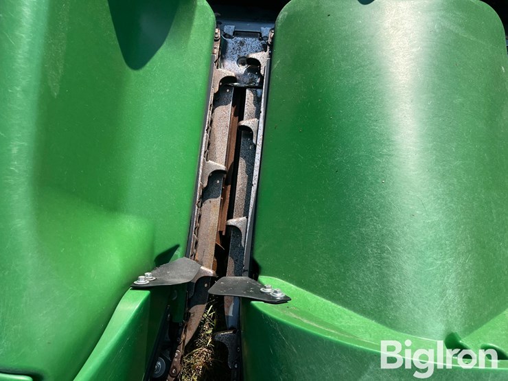 2021-john-deere-c8r-image-18